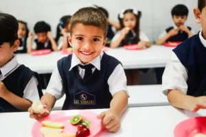 niños en el comedor de las Terrazas