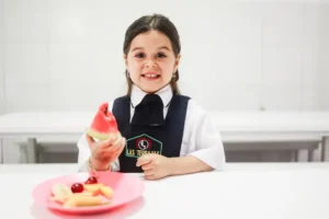 Niña comiendo frutas