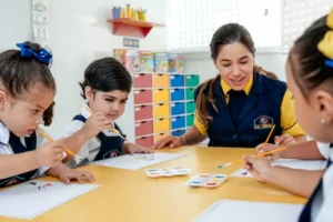 maestra orientando a los niños con sus actividades