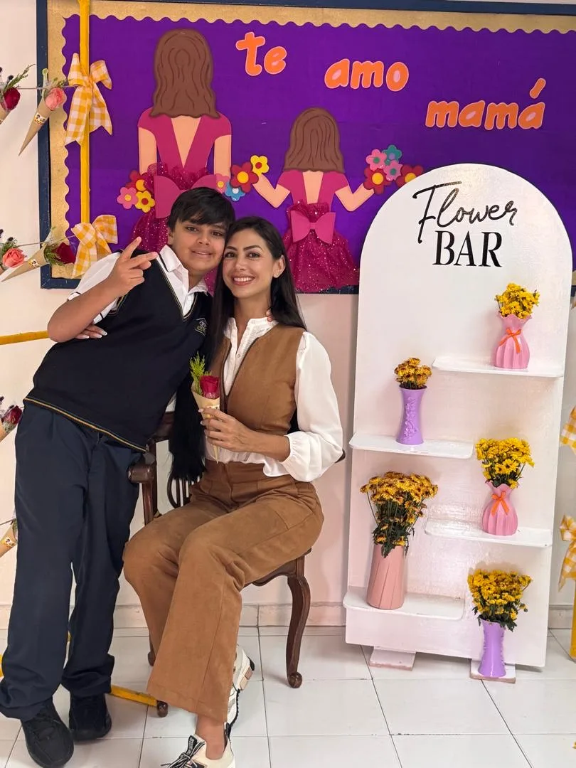 Madre e hijo celebrando el Día de las Madres en el Preescolar las Terrazas en Caracas